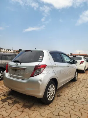 Toyota Vitz 1.5 FWD 5dr 2012 Silver