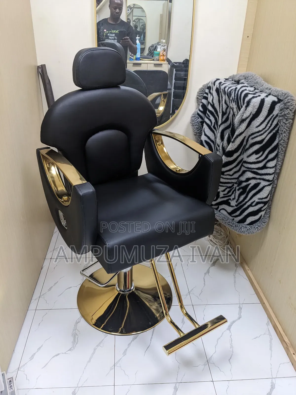 Medium Barber Chair 1111