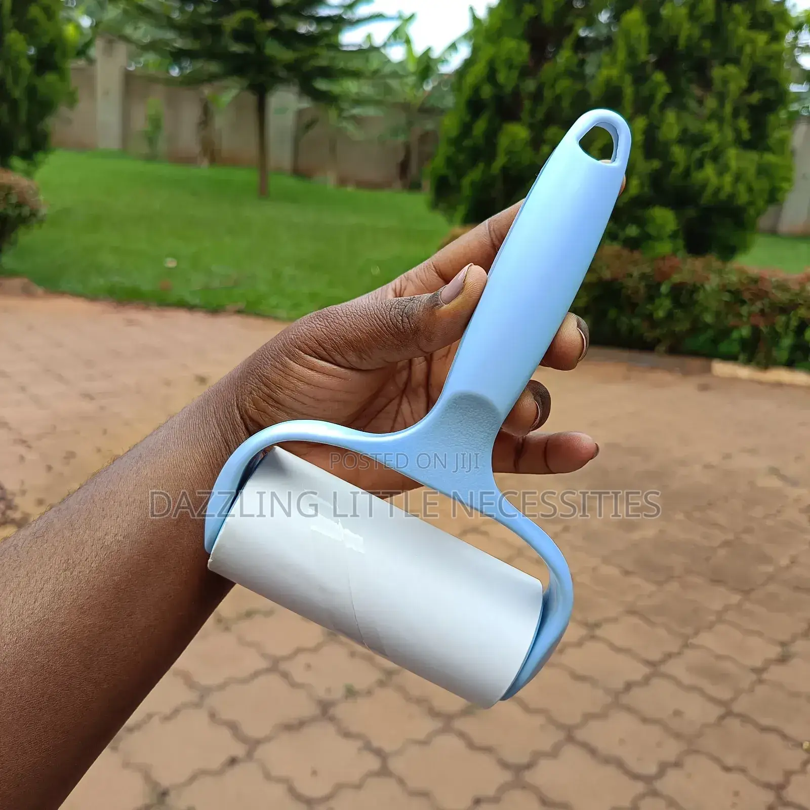 Portable Lint Remover/Roller With 2 Refills (50 Sheets)