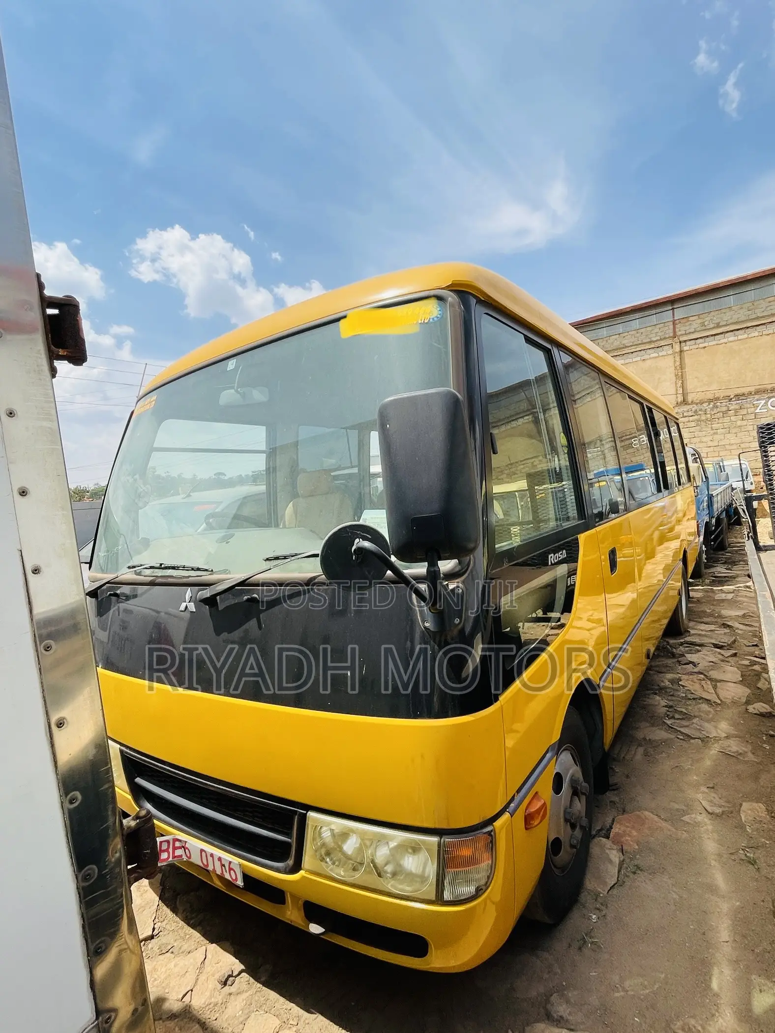 Mitsubishi Fuso Rosa 2010 Yellow