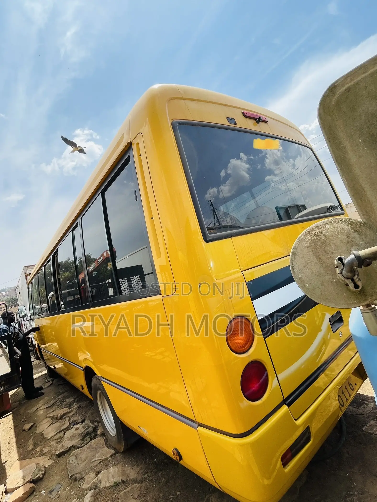 Mitsubishi Fuso Rosa 2010 Yellow