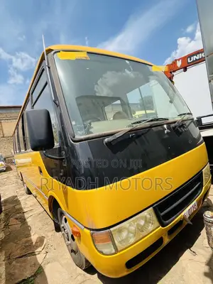 Mitsubishi Fuso Rosa 2010 Yellow