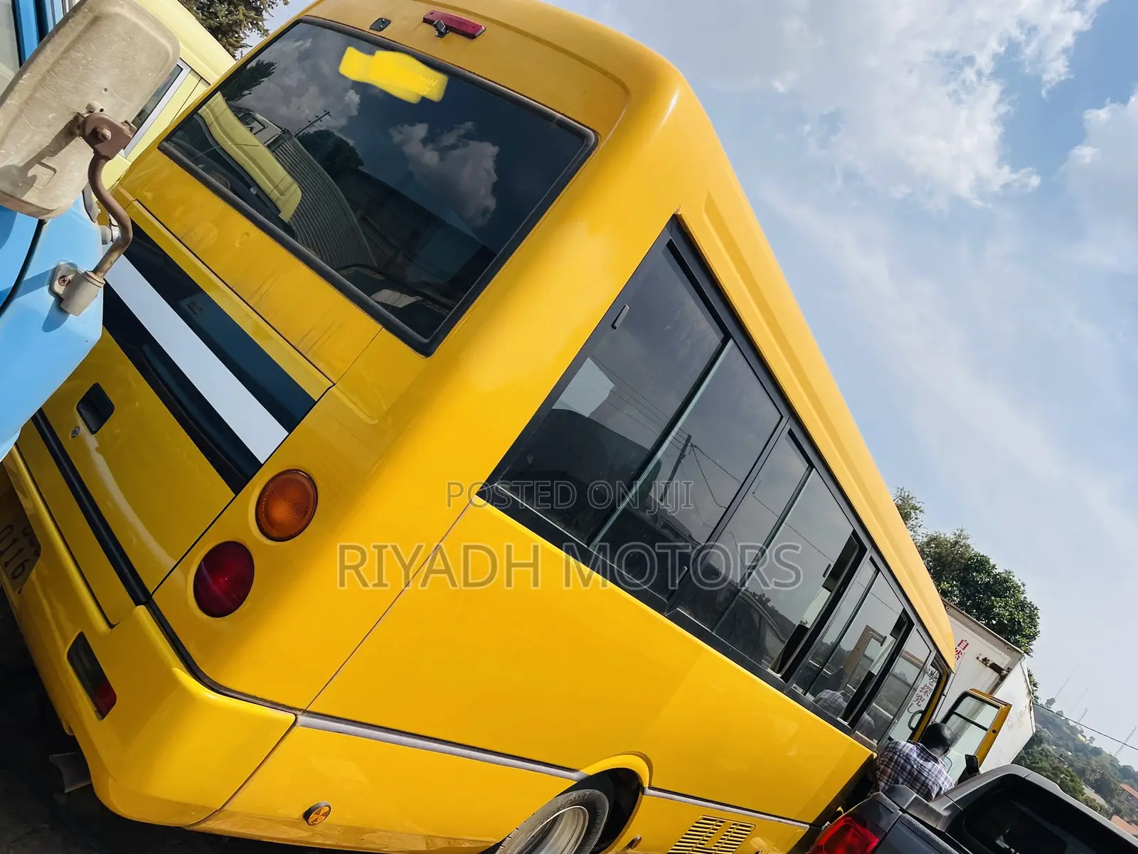 Mitsubishi Fuso Rosa 2010 Yellow