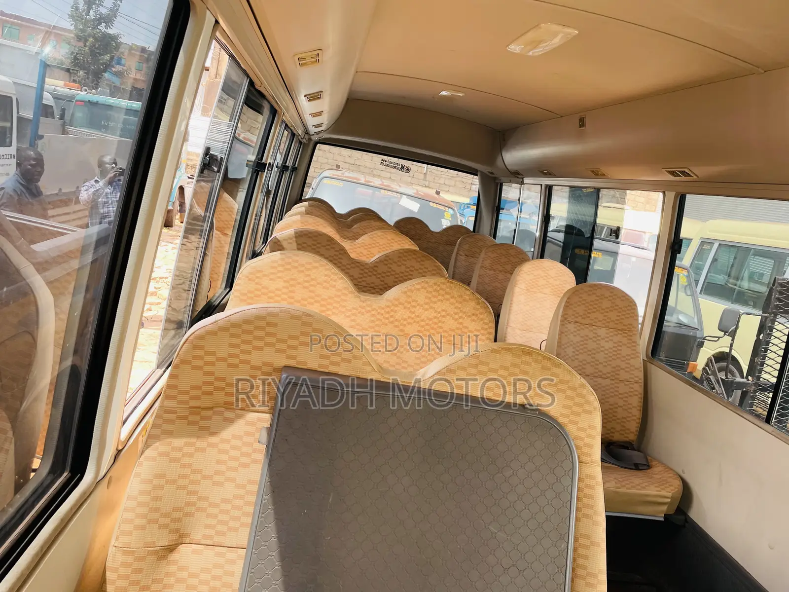 Mitsubishi Fuso Rosa 2010 Yellow