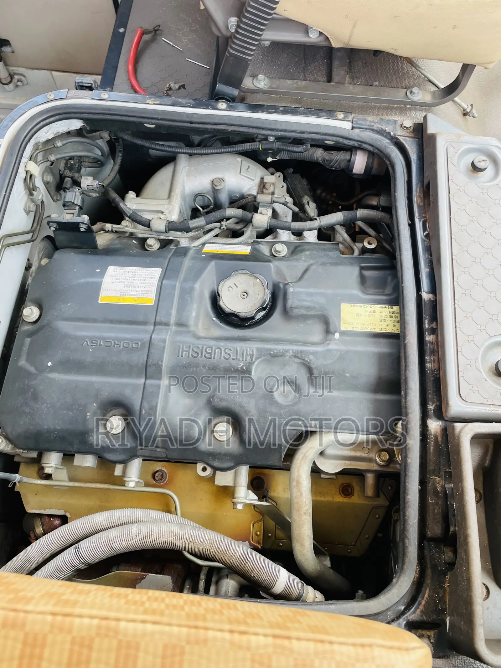 Mitsubishi Fuso Rosa 2010 Yellow