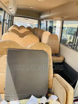 Mitsubishi Fuso Rosa 2010 Yellow
