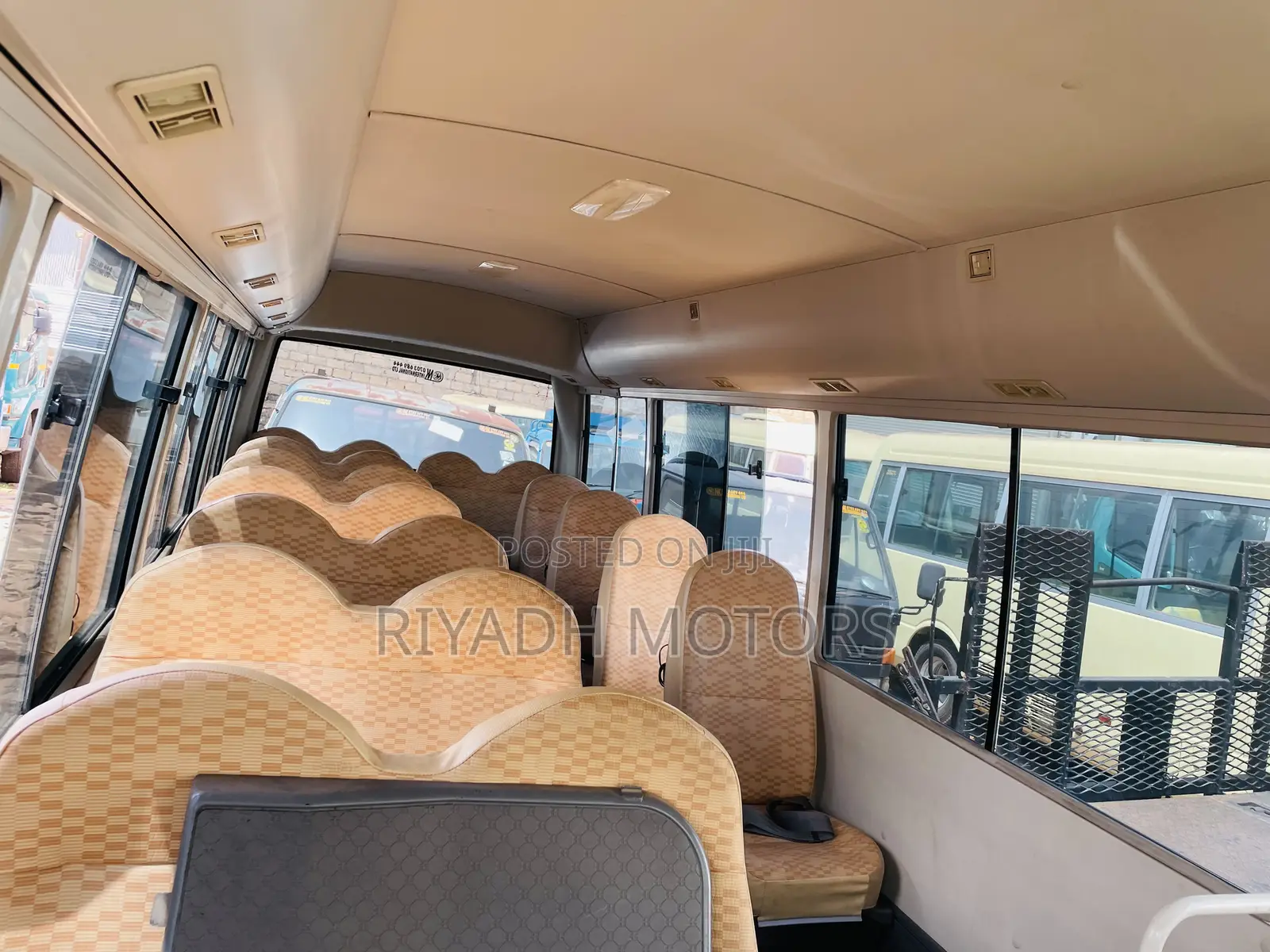 Mitsubishi Fuso Rosa 2010 Yellow