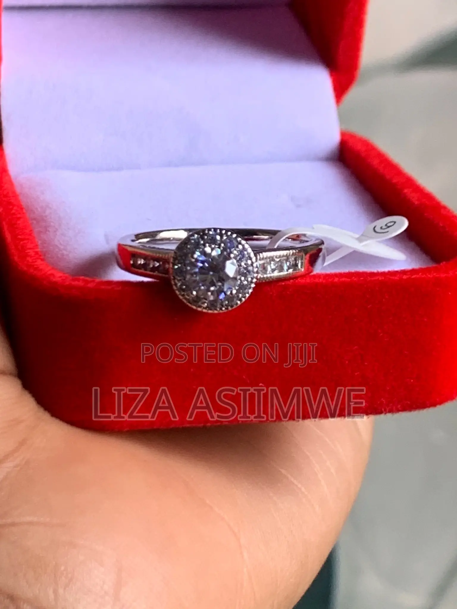 Round Brilliant Engagement Ring