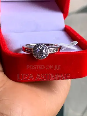 Round Brilliant Engagement Ring