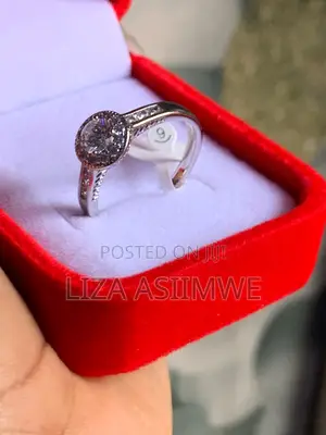 Round Brilliant Engagement Ring