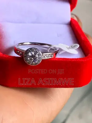 Round Brilliant Engagement Ring