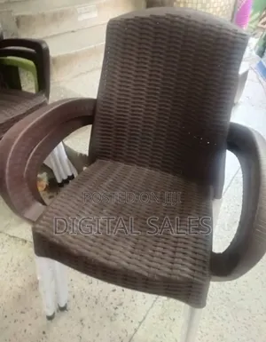 Modern Plastic Armed Chair With Aluminium Legs