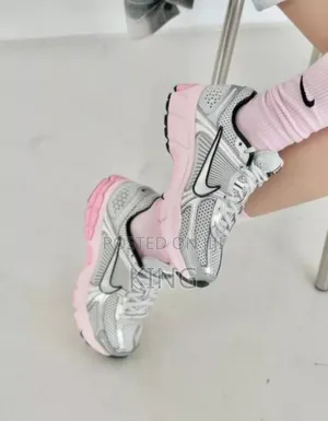 Nike Women's Zoom Vomero 5