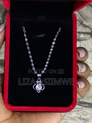 Lady’S Crystal Clear Pendant Necklace
