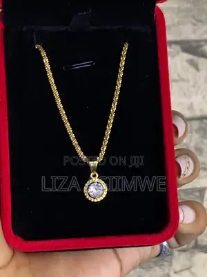 Eye Catching Round Solitaire Ladys Necklaces