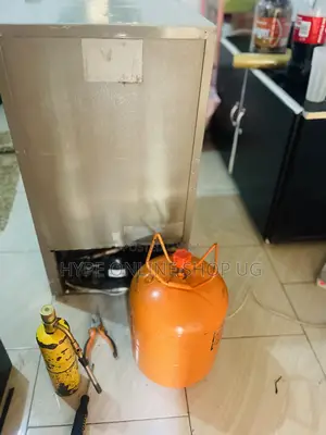 Fridge Gas Refilling Technician