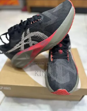 Cleared ASICS Men's Novablast 5 Sneakers