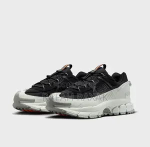 Black/White Nike Zoom Vomero Roam Casual Sneakers