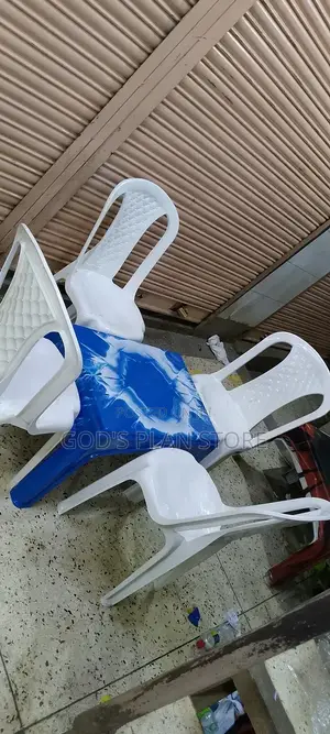 4 Chairs and Table Set (White Chairs)