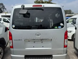Toyota HiAce 2018 White