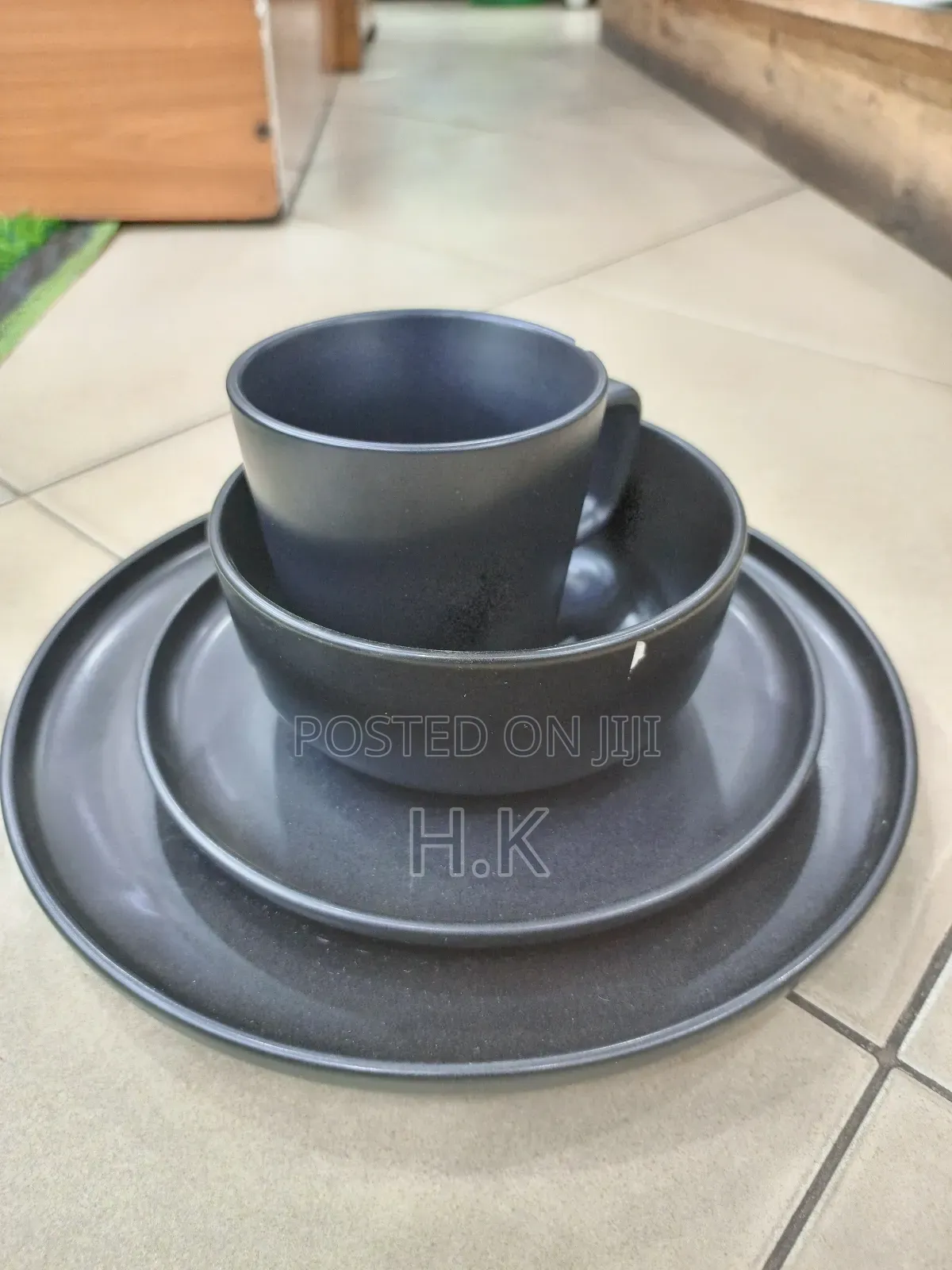 Dark-Colored Dinnerware Set