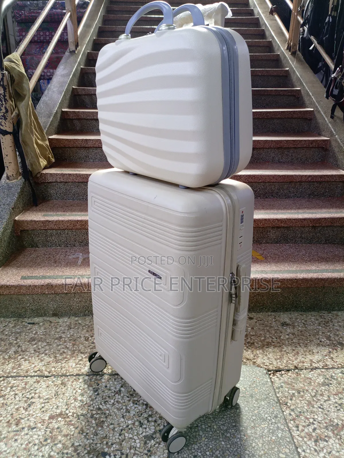 Vip Rubber Plastic Suitcases Set/Medium Size and Beauty Case