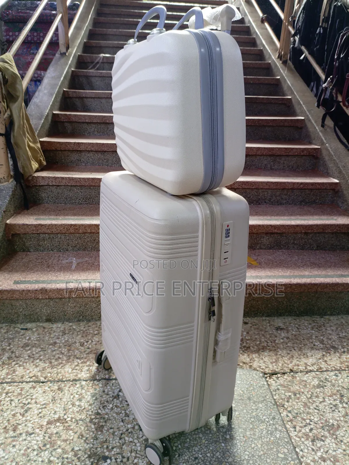Plastic Suitcases in 2pcs/ Medium Size and Beauty Case