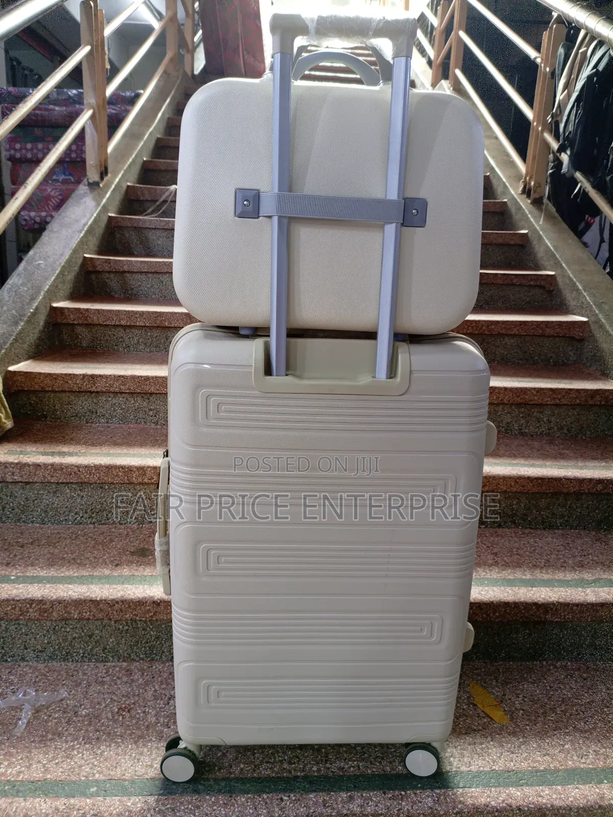 Plastic Suitcases in 2pcs/ Medium Size and Beauty Case
