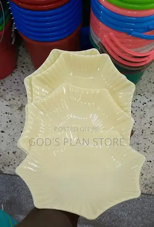 Plastic Star Soucer Plates 12pcs