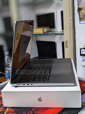 New Laptop Apple MacBook Pro 2022 M2 8GB Apple M1 Pro SSD 512GB
