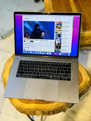 New Laptop Apple MacBook Pro 2017 8GB Intel Core M SSD 256GB