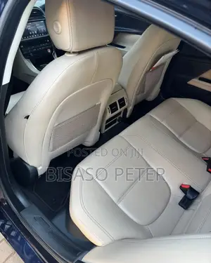 Jaguar XE 2017 Blue