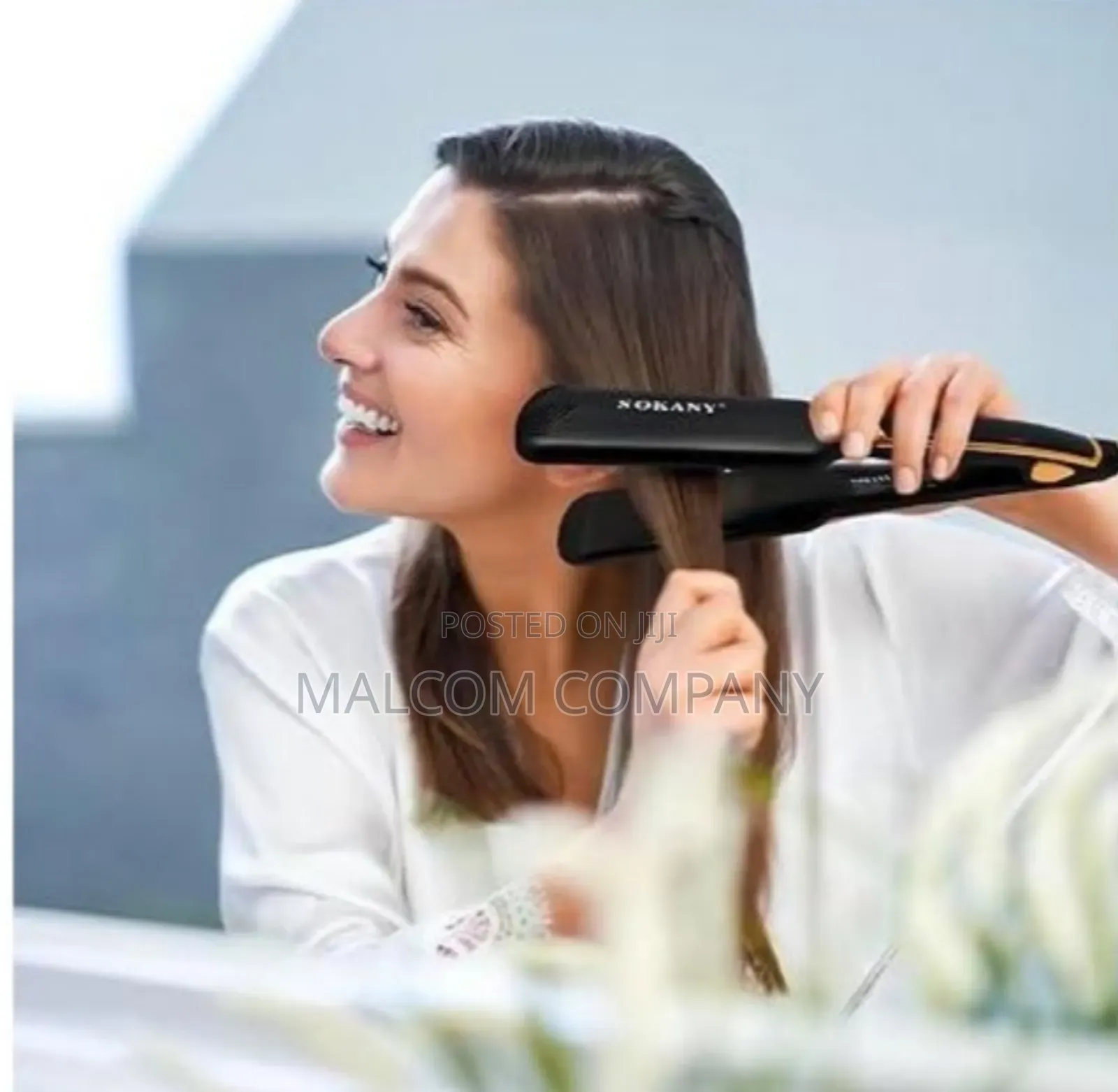 Ceramic Hair Straightener With Temperature Adjustment.