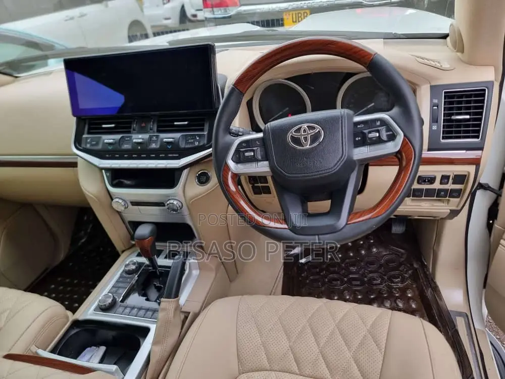 Toyota Land Cruiser 2012 White