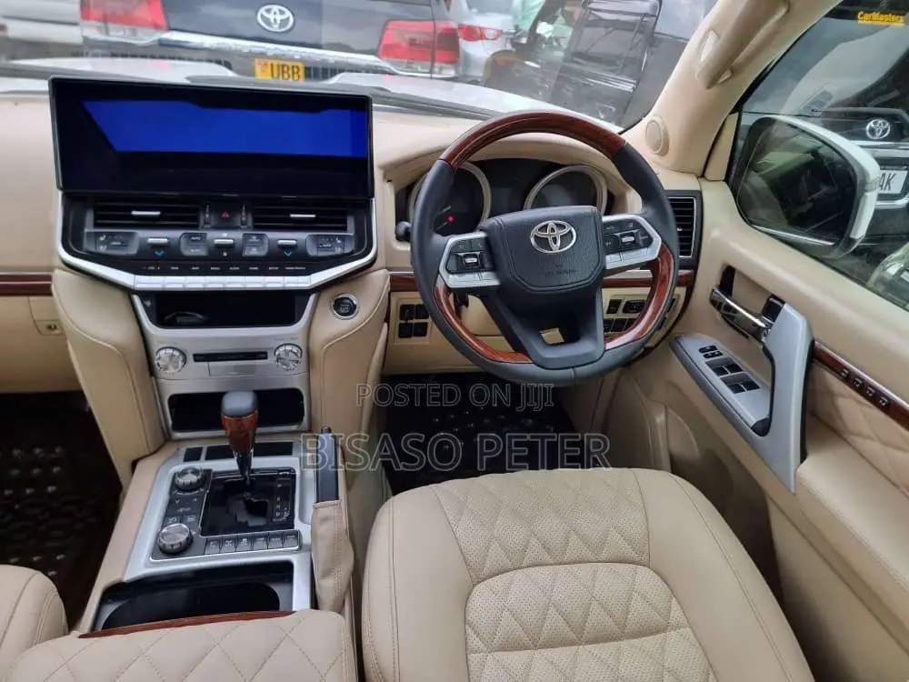 Toyota Land Cruiser 2012 White