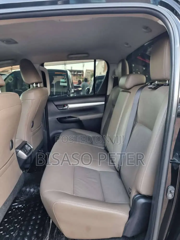 Toyota Hilux 2016 Black