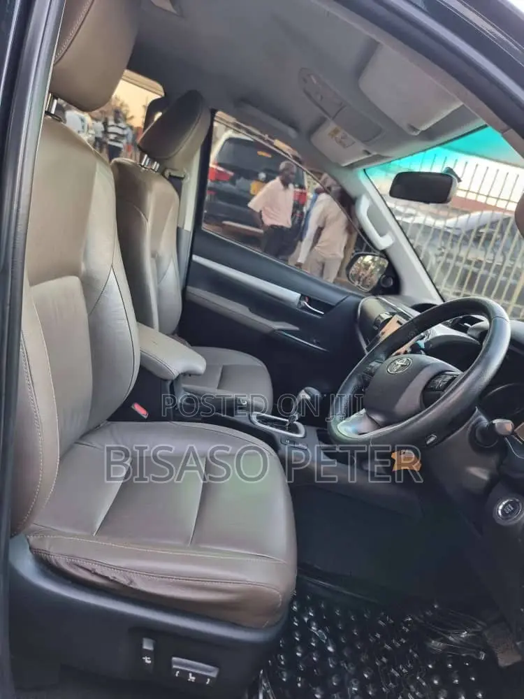 Toyota Hilux 2016 Black