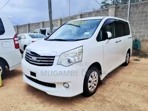 Toyota Noah 2.0 143hp FWD (8 Seater) 2012 White