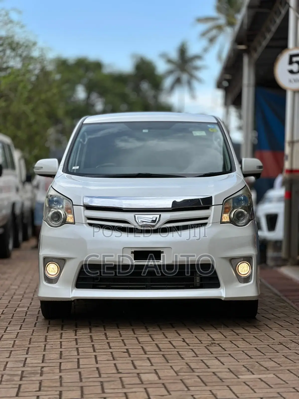 Toyota Noah 2011 White