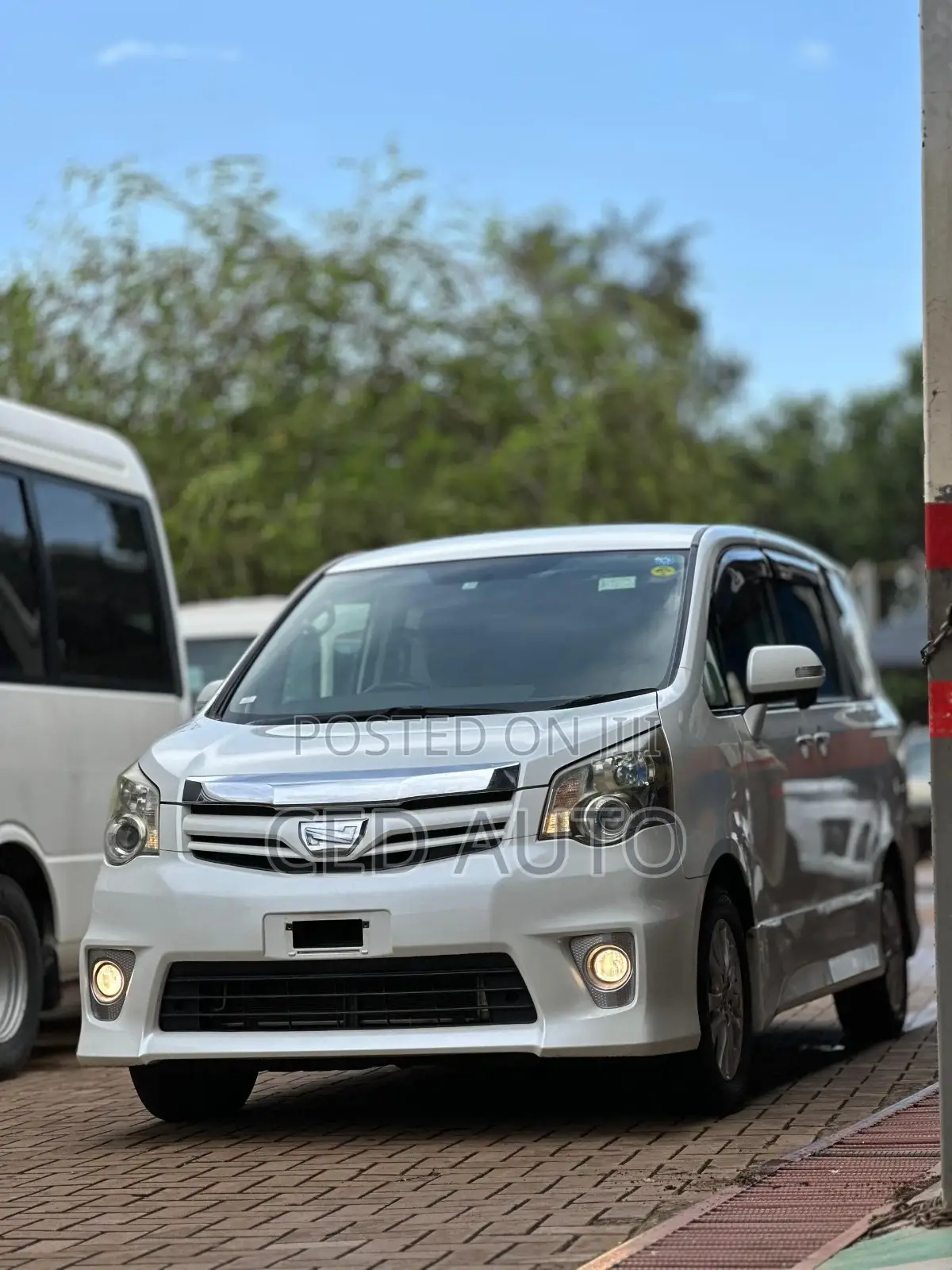 Toyota Noah 2011 White