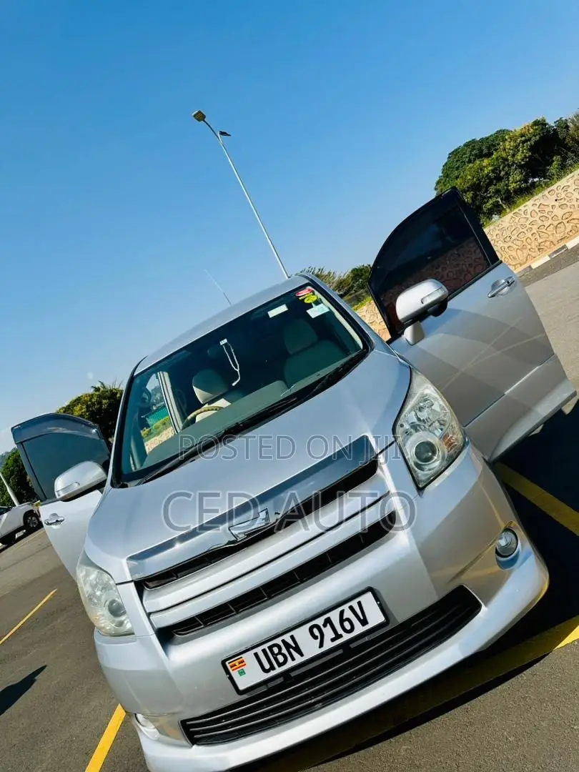 Toyota Noah 2009 Silver