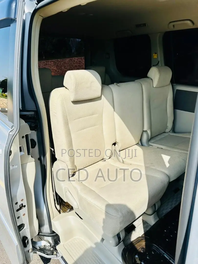 Toyota Noah 2009 Silver