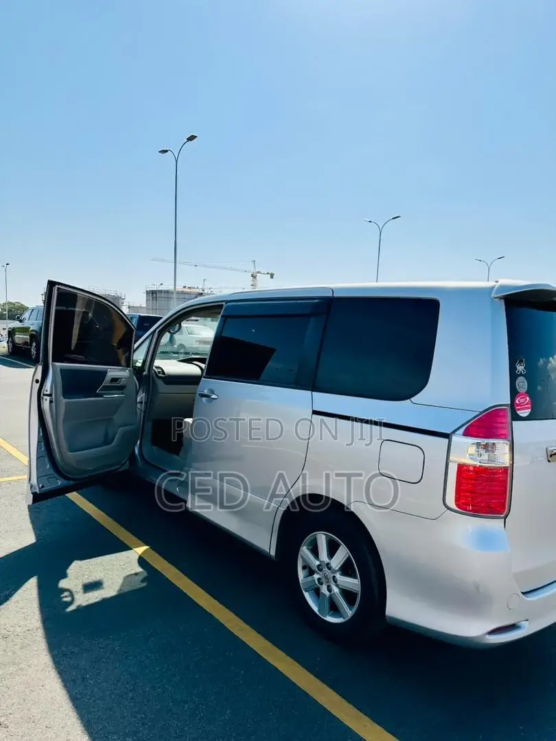 Toyota Noah 2009 Silver