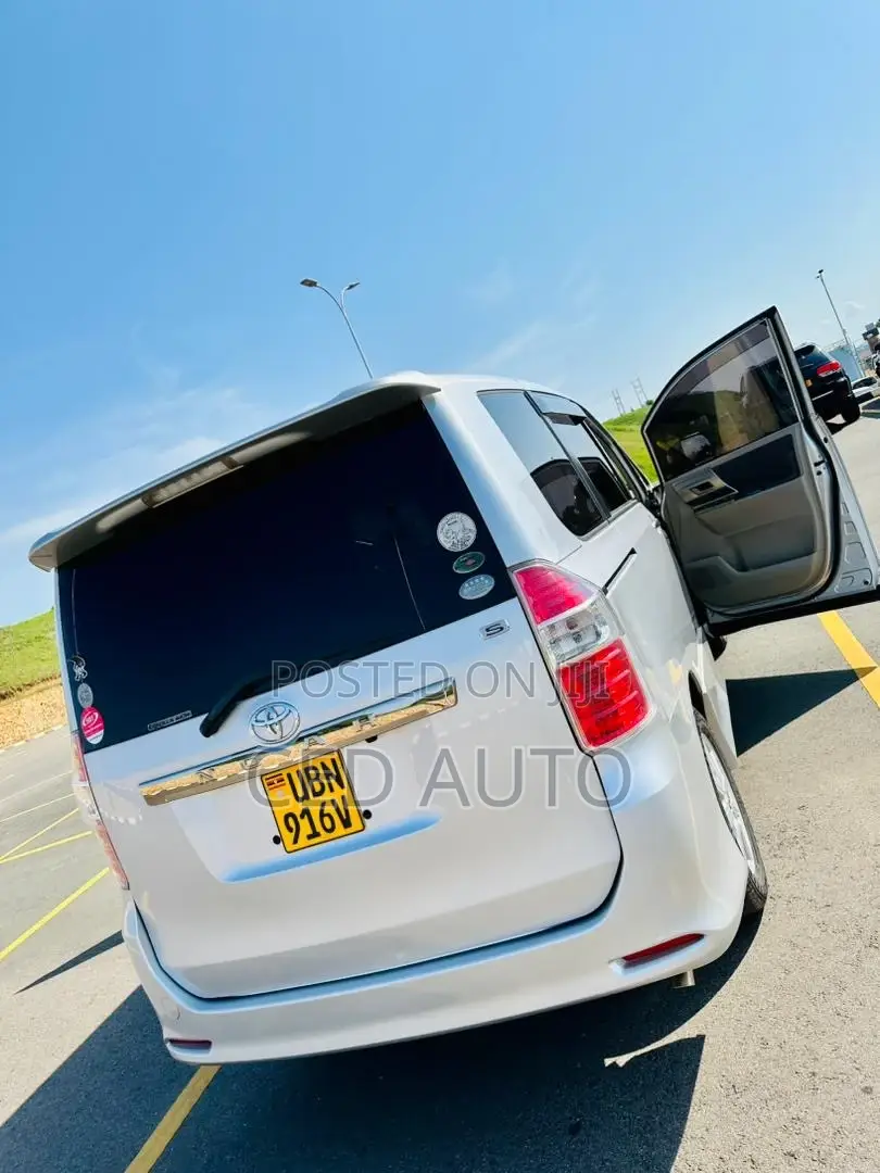 Toyota Noah 2009 Silver