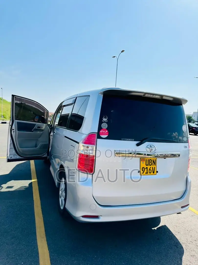 Toyota Noah 2009 Silver