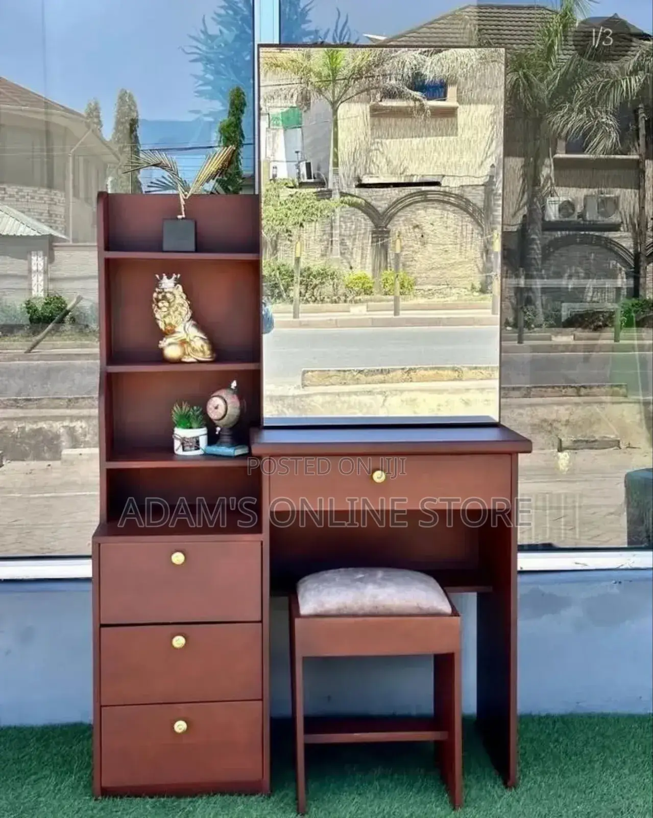 Mohunga Dressing Mirror With Stools