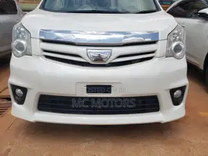 Toyota Noah 2.0 143hp AWD (8 Seater) 2012 White