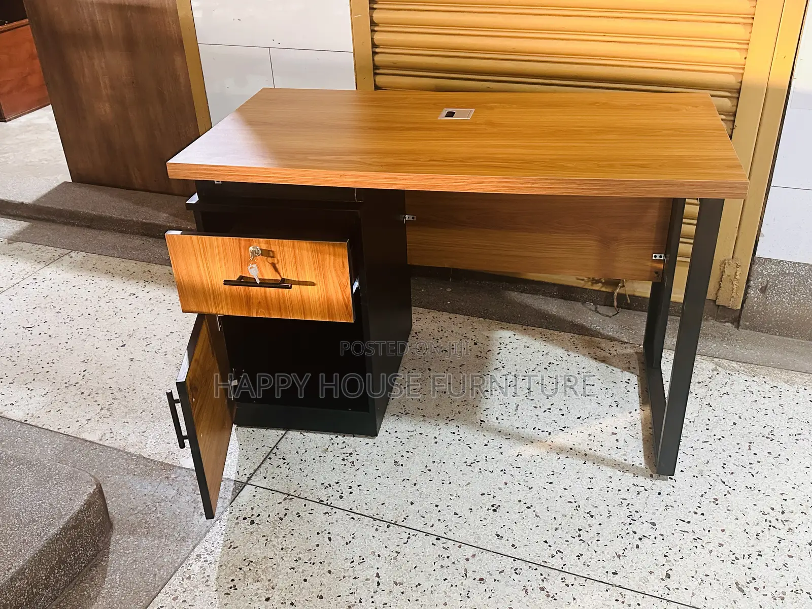 Office Desk (Metallic Stand)