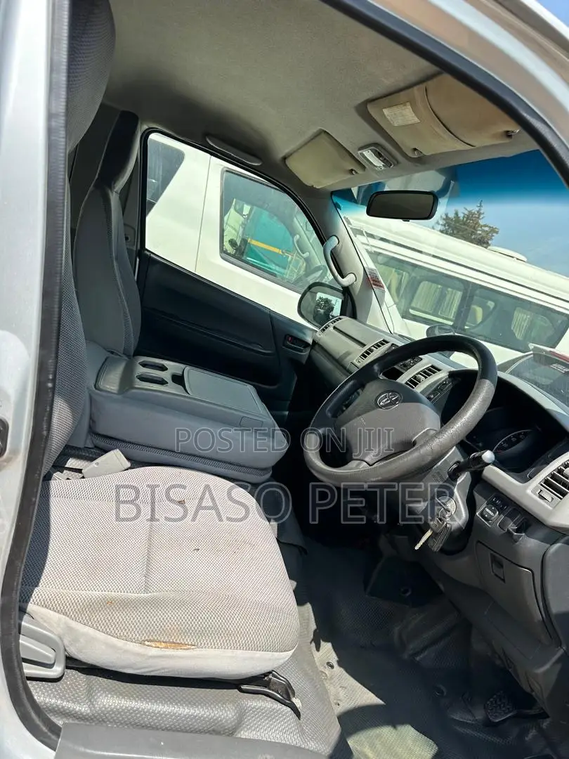Toyota HiAce 2011 Silver