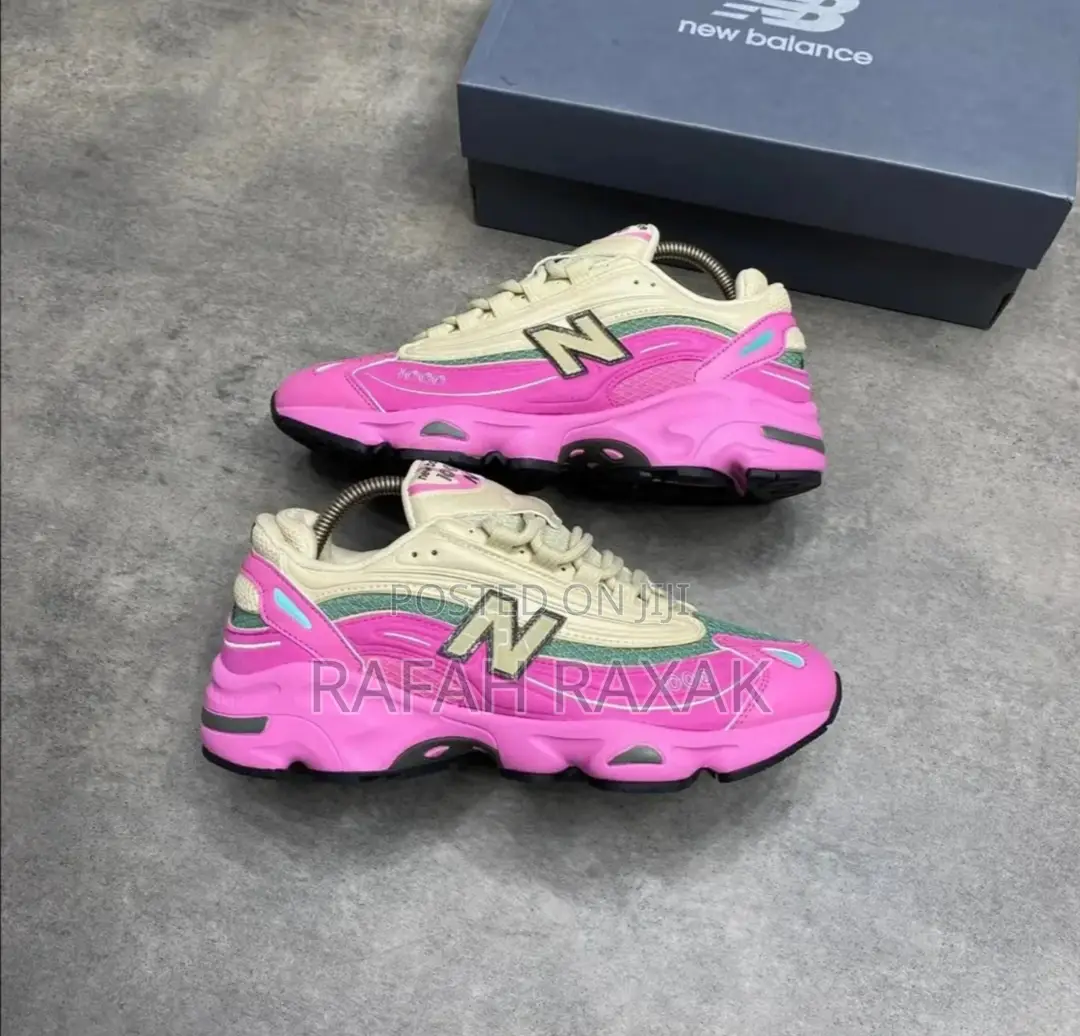 Lady's New Balance 1000 Trainer Sneakers